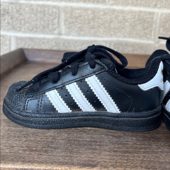 Adidas Black and White Superstar Sneakers Size 5 - Picture 4 of 9
